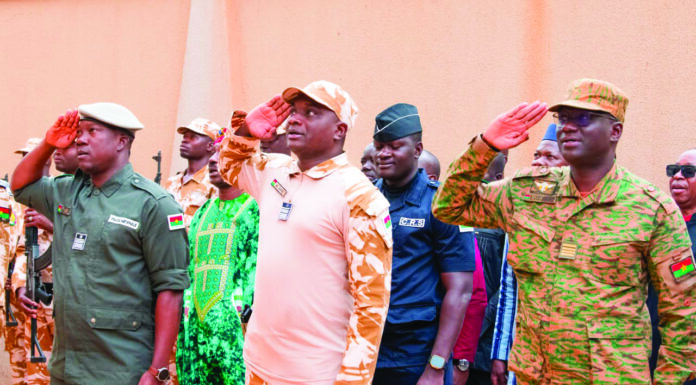 Montée des couleurs nationales: le ministre de la Sécurité appelle à la discipline et au sens du service public