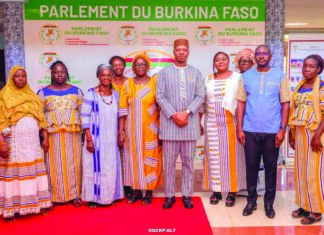 Fédération nationale des tisseuses du Burkina Faso: l’exemple du Président de l’ALT dans le port du Faso Dan Fani salué