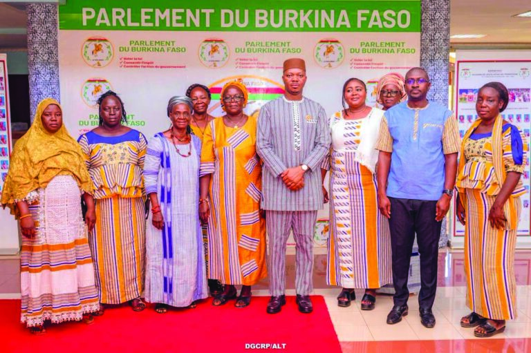 Fédération nationale des tisseuses du Burkina Faso: l’exemple du Président de l’ALT dans le port du Faso Dan Fani salué