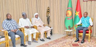 𝐆𝐮𝐞𝐫𝐫𝐞 𝐢𝐧𝐟𝐨𝐫𝐦𝐚𝐭𝐢𝐨𝐧𝐧𝐞𝐥𝐥𝐞 𝐝𝐚𝐧𝐬 𝐥’𝐀𝐄𝐒 : 𝐥𝐞𝐬 𝐫𝐞́𝐠𝐮𝐥𝐚𝐭𝐞𝐮𝐫𝐬 𝐝𝐞 𝐥𝐚 𝐜𝐨𝐦𝐦𝐮𝐧𝐢𝐜𝐚𝐭𝐢𝐨𝐧 𝐜𝐡𝐞𝐳 𝐥𝐞 𝐏𝐫𝐞𝐦𝐢𝐞𝐫 𝐦𝐢𝐧𝐢𝐬𝐭𝐫𝐞