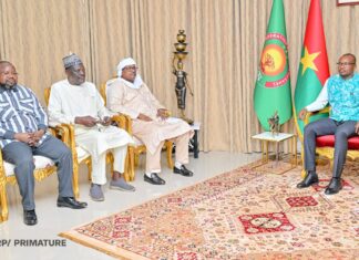 𝐆𝐮𝐞𝐫𝐫𝐞 𝐢𝐧𝐟𝐨𝐫𝐦𝐚𝐭𝐢𝐨𝐧𝐧𝐞𝐥𝐥𝐞 𝐝𝐚𝐧𝐬 𝐥’𝐀𝐄𝐒 : 𝐥𝐞𝐬 𝐫𝐞́𝐠𝐮𝐥𝐚𝐭𝐞𝐮𝐫𝐬 𝐝𝐞 𝐥𝐚 𝐜𝐨𝐦𝐦𝐮𝐧𝐢𝐜𝐚𝐭𝐢𝐨𝐧 𝐜𝐡𝐞𝐳 𝐥𝐞 𝐏𝐫𝐞𝐦𝐢𝐞𝐫 𝐦𝐢𝐧𝐢𝐬𝐭𝐫𝐞