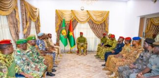 SÉJOUR DU PRÉSIDENT DU FASO À BOBO-DIOULASSO : Les Forces de défense et de sécurité présentent le dispositif sécuritaire de la SNC au Capitaine Ibrahim TRAORÉ.