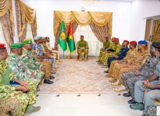 SÉJOUR DU PRÉSIDENT DU FASO À BOBO-DIOULASSO : Les Forces de défense et de sécurité présentent le dispositif sécuritaire de la SNC au Capitaine Ibrahim TRAORÉ.