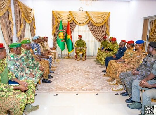 SÉJOUR DU PRÉSIDENT DU FASO À BOBO-DIOULASSO : Les Forces de défense et de sécurité présentent le dispositif sécuritaire de la SNC au Capitaine Ibrahim TRAORÉ.