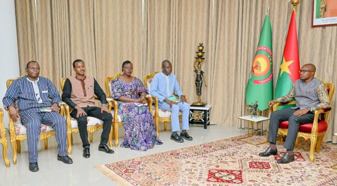 𝐑𝐞𝐬𝐩𝐨𝐧𝐬𝐚𝐛𝐢𝐥𝐢𝐭𝐞́ 𝐬𝐨𝐜𝐢𝐞́𝐭𝐚𝐥𝐞 𝐝𝐞𝐬 𝐞𝐧𝐭𝐫𝐞𝐩𝐫𝐢𝐬𝐞𝐬 : 𝐥𝐞 𝐏𝐫𝐞𝐦𝐢𝐞𝐫 𝐦𝐢𝐧𝐢𝐬𝐭𝐫𝐞 𝐚𝐩𝐩𝐞𝐥𝐥𝐞 𝐚̀ 𝐝𝐞𝐬 𝐚𝐜𝐭𝐢𝐨𝐧𝐬 𝐜𝐨𝐧𝐜𝐫𝐞̀𝐭𝐞𝐬