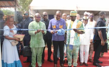 Industrie pharmaceutique: le Premier ministre inaugure une unité de production de consommables médicaux