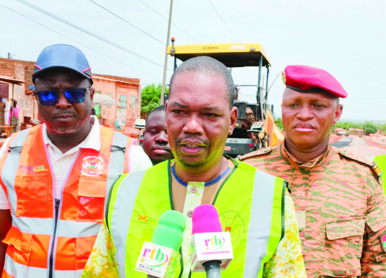 Voiries et assainissements à Bobo-Dioulasso:  le ministre Mikaïlou Sidibé constate l’état d’avancement des travaux