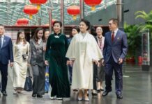Chine : Peng Liyuan et la première dame du Vietnam visitent le Centre national des arts du spectacle de Chine