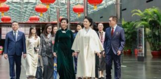 Chine : Peng Liyuan et la première dame du Vietnam visitent le Centre national des arts du spectacle de Chine