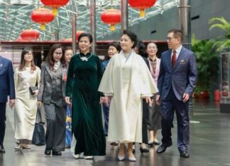 Chine : Peng Liyuan et la première dame du Vietnam visitent le Centre national des arts du spectacle de Chine