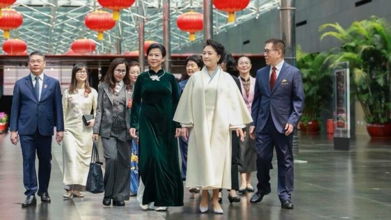 Chine : Peng Liyuan et la première dame du Vietnam visitent le Centre national des arts du spectacle de Chine