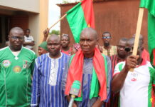 Soutien aux personnes vulnérables à Fada N’Gourma : Les « Wayiyans » offrent trois tonnes de vivres Le coordonnateur régional de la veille citoyenne de l’Est, Mahamane Traoré (micro) : « C’est notre modeste contribution pour soulager des personnes vulnérables ».