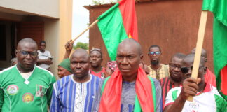 Soutien aux personnes vulnérables à Fada N’Gourma : Les « Wayiyans » offrent trois tonnes de vivres Le coordonnateur régional de la veille citoyenne de l’Est, Mahamane Traoré (micro) : « C’est notre modeste contribution pour soulager des personnes vulnérables ».