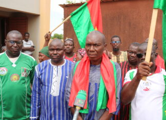 Soutien aux personnes vulnérables à Fada N’Gourma : Les « Wayiyans » offrent trois tonnes de vivres Le coordonnateur régional de la veille citoyenne de l’Est, Mahamane Traoré (micro) : « C’est notre modeste contribution pour soulager des personnes vulnérables ».