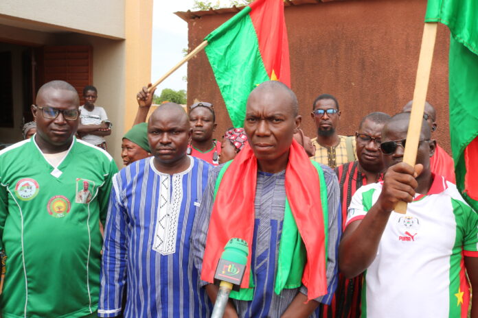 Fa Le coordonnateur régional de la veille citoyenne de l’Est, Mahamane Traoré (micro) : « C’est notre modeste contribution pour soulager des personnes vulnérables ».