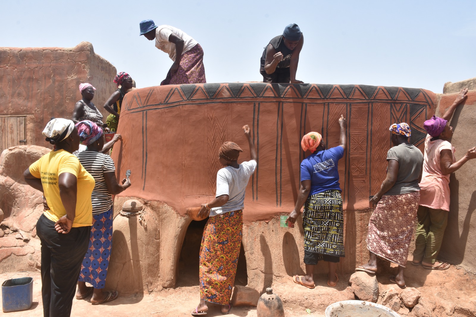 Avec de l’art et un savoir-faire ancestral, un groupe de femmes utilisent l’argile, le kaolin, le graphite, la bouse de vache et d’autres matériaux naturels, pour réaliser des gravures sur les murs du palais royale de Tiébélé.