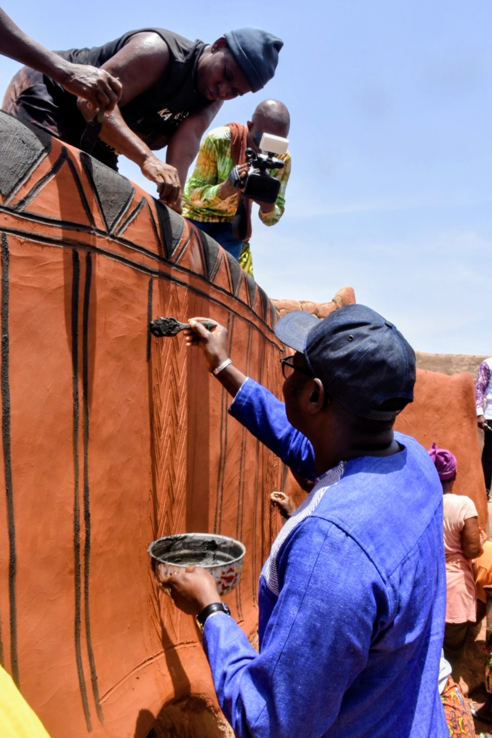 Le ministre chargé de la Culture, Pingdwendé Gilbert OUÉDRAOGO, accompagne les femmes en plein travaux de restauration des fresques murales.