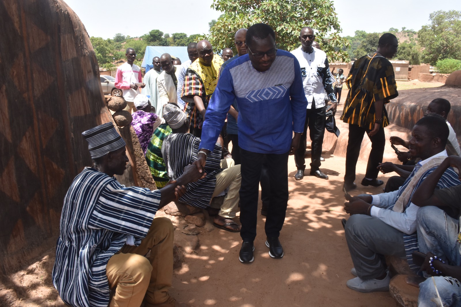 Le ministre Pingdwendé Gilbert OUÉDRAOGO présente ses civilités aux sages du palais royal.