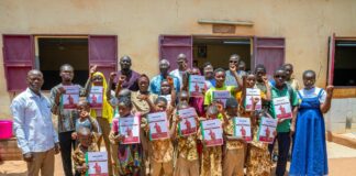 Révolution Progressiste Populaire : Des exemplaires du Manifeste en version braille remis à des personnes en situation de handicap Les bénéficiaires de l'UN-ABPAM tenant chacun son exemplaire du Manifeste de la RPP en alphabet braille
