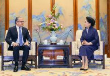 Chine : Peng Liyuan rencontre le directeur général de l’UNESCO à Beijing