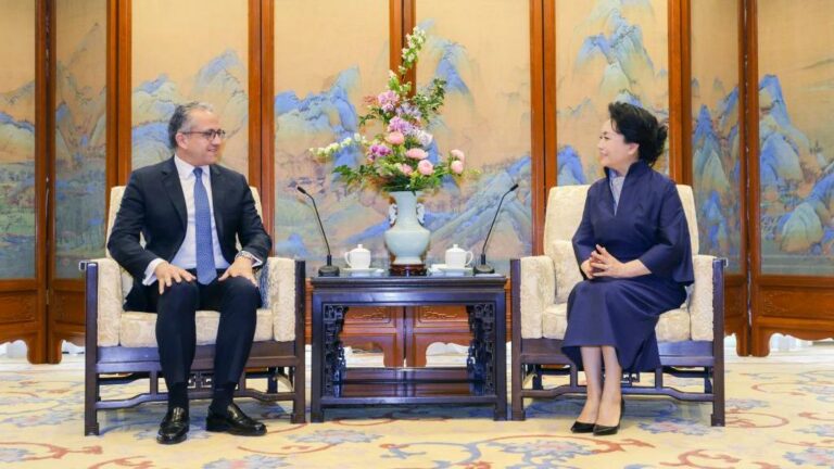 Chine : Peng Liyuan rencontre le directeur général de l&rsquo;UNESCO à Beijing