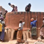Cour royale de Tiébélé: des femmes kassena gravent des valeurs culturelles