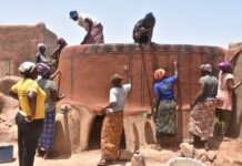Cour royale de Tiébélé: des femmes kassena gravent des valeurs culturelles