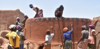Cour royale de Tiébélé: des femmes kassena gravent des valeurs culturelles