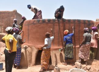 Cour royale de Tiébélé: des femmes kassena gravent des valeurs culturelles