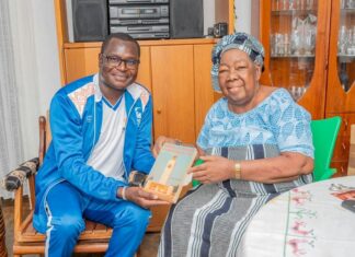 Collecte des archives et artefacts du capitaine Isidore Noël Thomas Sankara: la fondatrice de la troupe Yoropo remet des documents