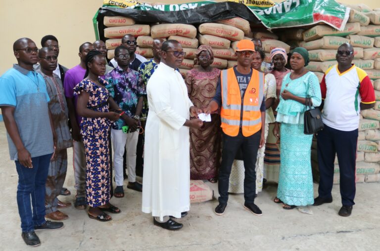 Initiative présidentielle Faso Mêbo : La paroisse de Bogandé apporte 10 tonnes de ciment
