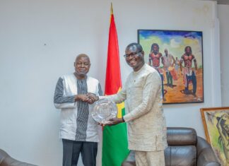 FIAF : Ardiouma SOMA, premier africain lauréat du Prix FIAF présente sa distinction au Ministre chargé de la Culture