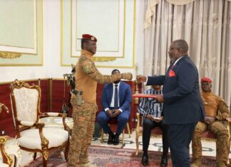 Présentation de lettres de créance: S.E.M. Oliveira Francisco Joaquim ENCOGE, le pont entre Luanda et Ouagadougou