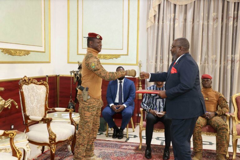 Présentation de lettres de créance: S.E.M. Oliveira Francisco Joaquim ENCOGE, le pont entre Luanda et Ouagadougou