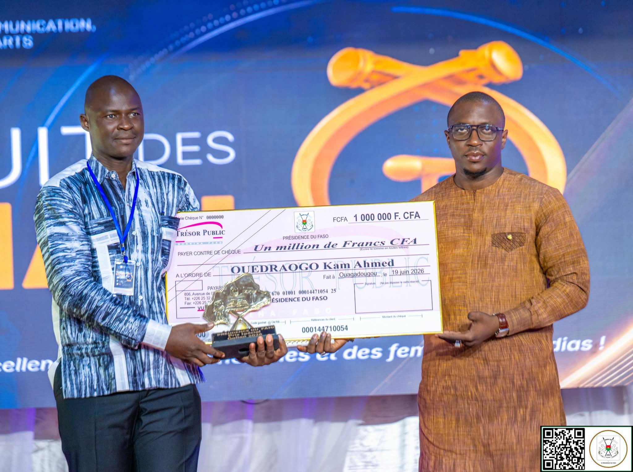 Dans la catégorie langue nationale, le journaliste Kam Ahmed OUEDRAOGO de Savane FM/Bobo repart avec un trophée , une attestation et un chèque d'une valeur d'un million, prix spécial de la Présidence du Faso
