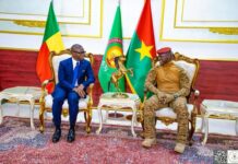 Visite d’amitié et de travail du Président béninois : Relancer la coopération Burkina-Bénin pour la sécurité et la prospérité partagée Le Président du Faso S.E. le Capitaine Ibrahim TRAORÉ et le Président du Bénin S.E.M. Romuald WADAGNI ont souligné la nécessité de bâtir un partenariat renouvelé fondé sur la confiance, le respect mutuel, la solidarité et la recherche de solutions concertées aux défis communs