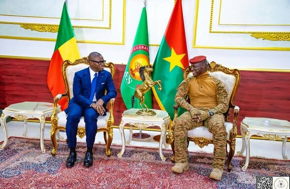 Visite d’amitié et de travail du Président béninois : Relancer la coopération Burkina-Bénin pour la sécurité et la prospérité partagée Le Président du Faso S.E. le Capitaine Ibrahim TRAORÉ et le Président du Bénin S.E.M. Romuald WADAGNI ont souligné la nécessité de bâtir un partenariat renouvelé fondé sur la confiance, le respect mutuel, la solidarité et la recherche de solutions concertées aux défis communs