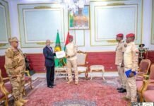 Audience du Président du Faso : Un émissaire du Président mauritanien chez le Capitaine Ibrahim TRAORÉ Le Ministre de la Défense, des Affaires des Retraités et des Enfants de martyrs de la Mauritanie Hanana OULD SIDI, a remis un message du Président Mohamed Ould Cheikh El GHAZOUANI à son homologue burkinabè, le Camarade Président du Faso, Capitaine Ibrahim TRAORÉ
