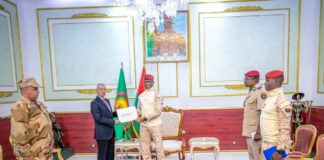 Audience du Président du Faso : Un émissaire du Président mauritanien chez le Capitaine Ibrahim TRAORÉ Le Ministre de la Défense, des Affaires des Retraités et des Enfants de martyrs de la Mauritanie Hanana OULD SIDI, a remis un message du Président Mohamed Ould Cheikh El GHAZOUANI à son homologue burkinabè, le Camarade Président du Faso, Capitaine Ibrahim TRAORÉ