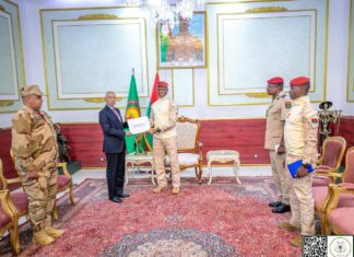 Audience du Président du Faso : Un émissaire du Président mauritanien chez le Capitaine Ibrahim TRAORÉ Le Ministre de la Défense, des Affaires des Retraités et des Enfants de martyrs de la Mauritanie Hanana OULD SIDI, a remis un message du Président Mohamed Ould Cheikh El GHAZOUANI à son homologue burkinabè, le Camarade Président du Faso, Capitaine Ibrahim TRAORÉ