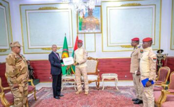 Audience du Président du Faso : Un émissaire du Président mauritanien chez le Capitaine Ibrahim TRAORÉ Le Ministre de la Défense, des Affaires des Retraités et des Enfants de martyrs de la Mauritanie Hanana OULD SIDI, a remis un message du Président Mohamed Ould Cheikh El GHAZOUANI à son homologue burkinabè, le Camarade Président du Faso, Capitaine Ibrahim TRAORÉ