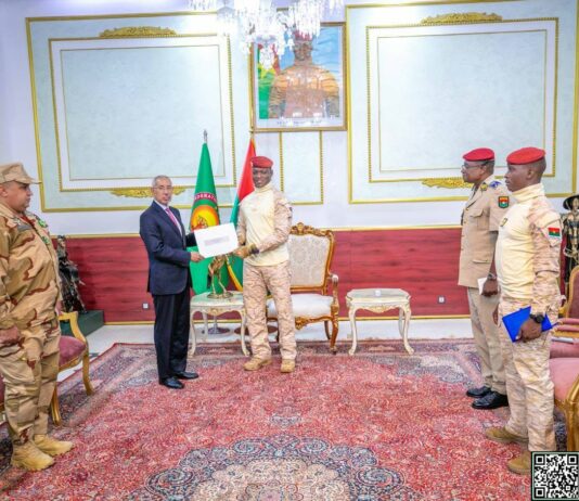 Audience du Président du Faso : Un émissaire du Président mauritanien chez le Capitaine Ibrahim TRAORÉ Le Ministre de la Défense, des Affaires des Retraités et des Enfants de martyrs de la Mauritanie Hanana OULD SIDI, a remis un message du Président Mohamed Ould Cheikh El GHAZOUANI à son homologue burkinabè, le Camarade Président du Faso, Capitaine Ibrahim TRAORÉ