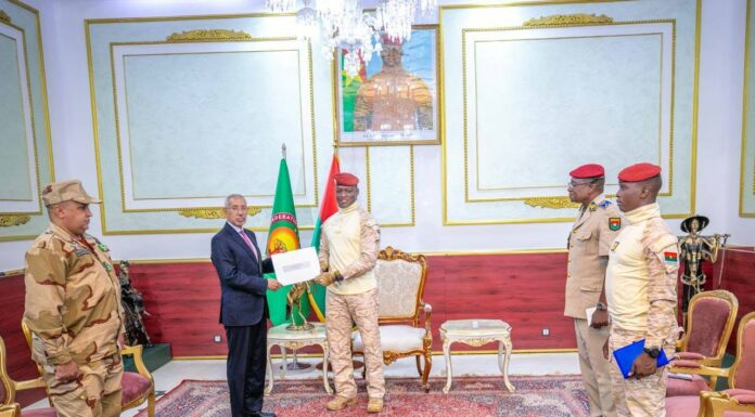 Audience du Président du Faso : Un émissaire du Président mauritanien chez le Capitaine Ibrahim TRAORÉ Le Ministre de la Défense, des Affaires des Retraités et des Enfants de martyrs de la Mauritanie Hanana OULD SIDI, a remis un message du Président Mohamed Ould Cheikh El GHAZOUANI à son homologue burkinabè, le Camarade Président du Faso, Capitaine Ibrahim TRAORÉ