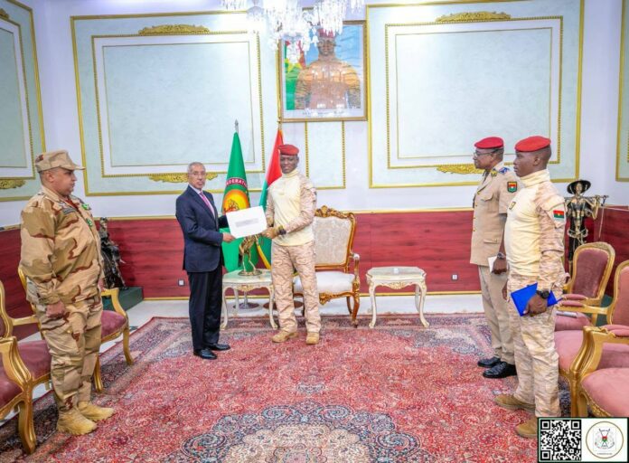 Le Ministre de la Défense, des Affaires des Retraités et des Enfants de martyrs de la Mauritanie Hanana OULD SIDI, a remis un message du Président Mohamed Ould Cheikh El GHAZOUANI à son homologue burkinabè, le Camarade Président du Faso, Capitaine Ibrahim TRAORÉ