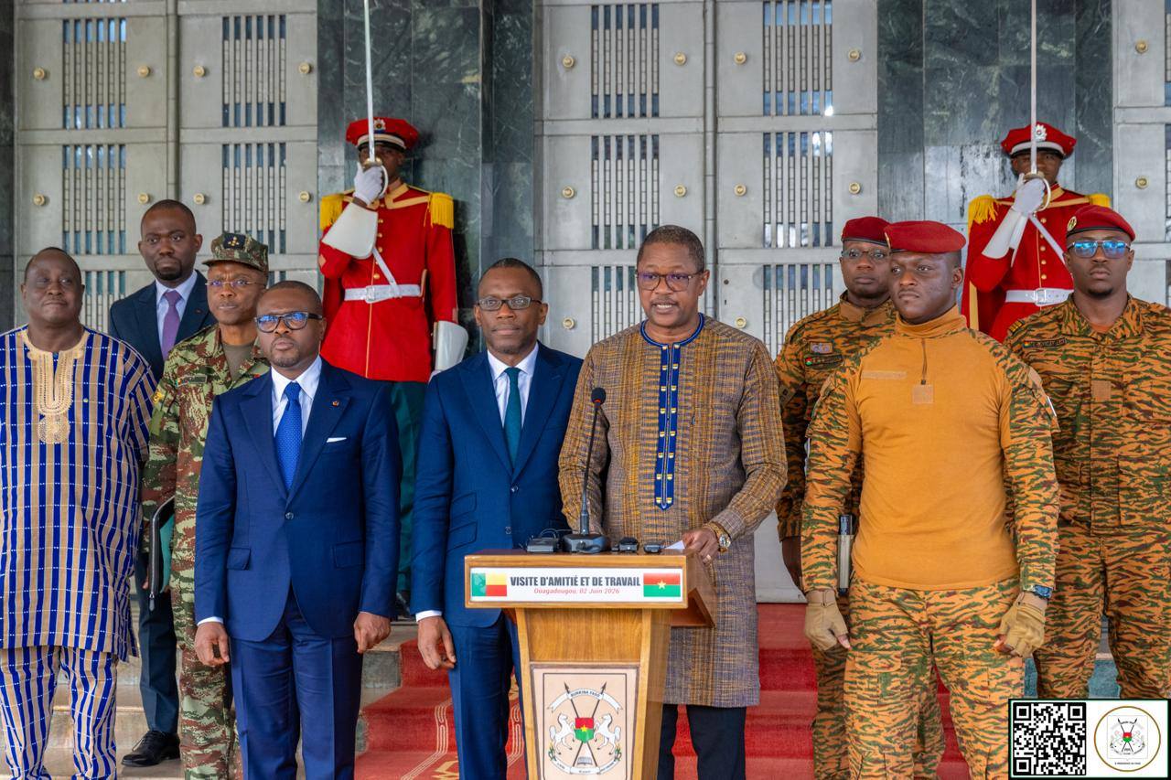 Dans le Communiqué conjoint de presse, lu par le Ministre des affaires étrangères du Burkina Faso, les Présidents TRAORÉ et WADAGNI ont réaffirmé leur attachement au renforcement du dialogue politique
