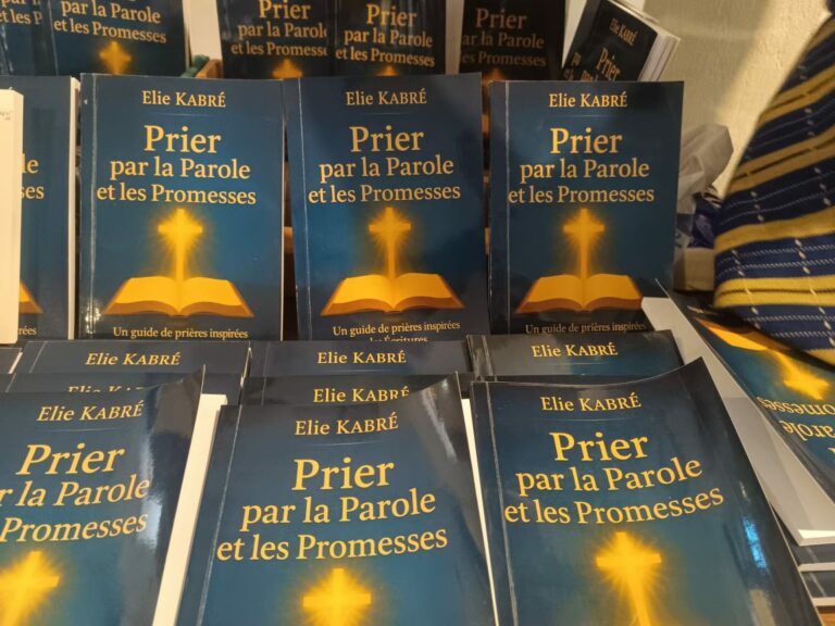 Dédicace du livre : « Prier par la Parole et les Promesses », une œuvre de Pr Elie KABRE 