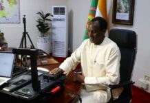 Passeport biométrique : le Premier ministre nigérien Zéine s’enrôle