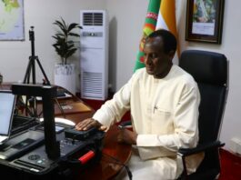 Passeport biométrique : le Premier ministre nigérien Zéine s’enrôle