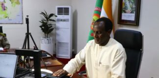Passeport biométrique : le Premier ministre nigérien Zéine s’enrôle