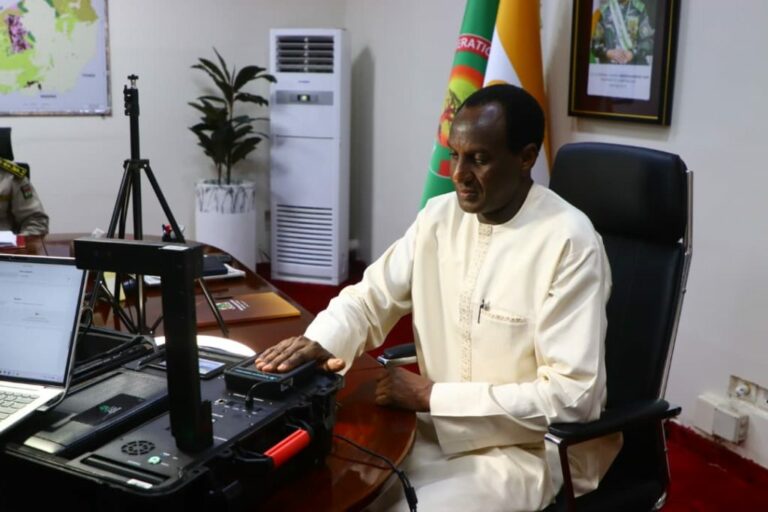 Passeport biométrique : le Premier ministre nigérien Zéine s’enrôle